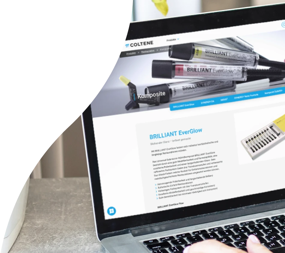 Ein aufgeklappter Laptop zeigt den Onlinekatalog von COLTENE. Die Person vor dem Laptop sieht sich eine Produktseite mit Bild und Beschreibungstexten an.