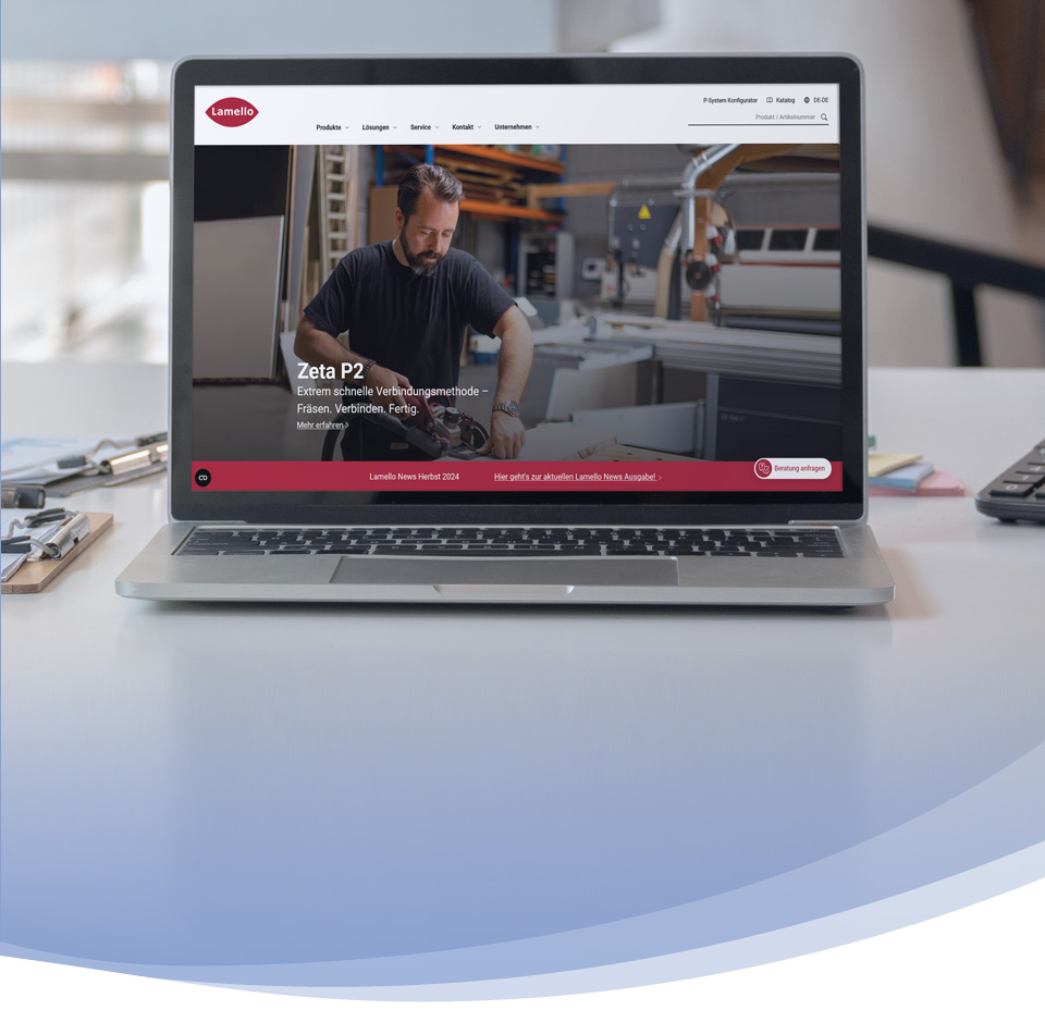 Ein aufgeklapptes Notebook zeigt die Website von Lamello auf dem Bildschirm an.