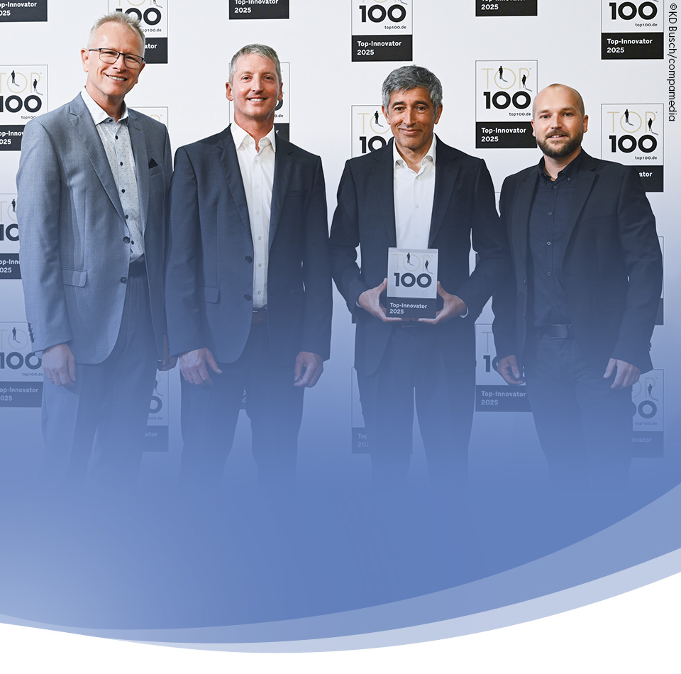 Albrecht Bosler, Thomas Kern und Michael Binder der Firma crossbase stehen zusammen mit Ranga Yogeshwar für ein Bild zusammen. Herr Yogeshwar hält die Trophäe TOP 100 für crossbase in den Händen.