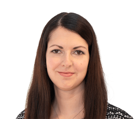 Julia Multhammer from Max Frank looks friendly into the camera. She has long, straight, dark brown hair with a center parting and is wearing a top with a black and white pattern.