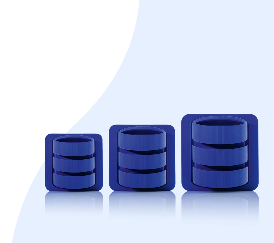 Trois icônes bleues de la base de données sont disposées côte à côte sur un fond bleu clair. Chaque symbole présente une forme cylindrique représentant une base de données, encadrée par un cadre carré. Les symboles augmentent en taille de gauche à droite et symbolisent les trois éditions de crossbase. Les formes se reflètent légèrement sur la surface brillante en dessous d'elles.