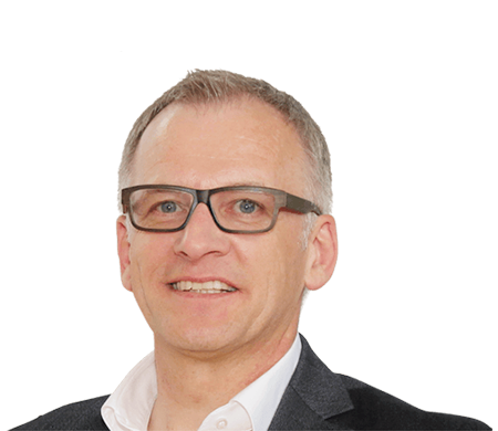 Wolfgang Maier, directeur marketing chez LEUCO, regarde aimablement la caméra. Il porte des lunettes noires marquées, une chemise blanche à col ouvert et une veste sombre. Ses cheveux courts sont grisonnants.