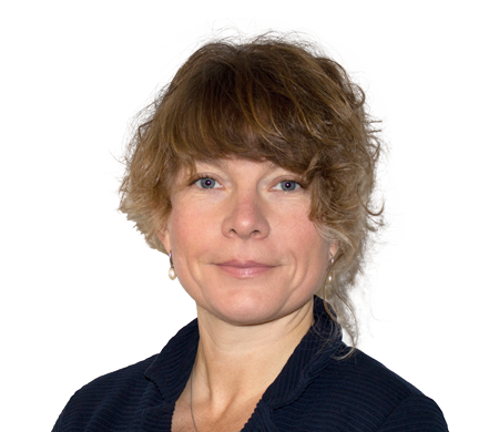 Sabrina Haas, responsable des services marketing chez CREATON, regarde calmement la caméra et sourit légèrement. Elle a les cheveux mi-longs, bouclés, châtain clair avec une frange. Elle porte un chemisier sombre et des boucles d'oreilles dorées.