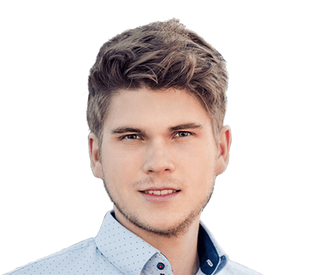 Moritz Futterer regarde aimablement la caméra. Il a les cheveux courts, brun clair à blond foncé, légèrement ondulés, et un début de barbe. Il porte une chemise claire avec un motif discret.