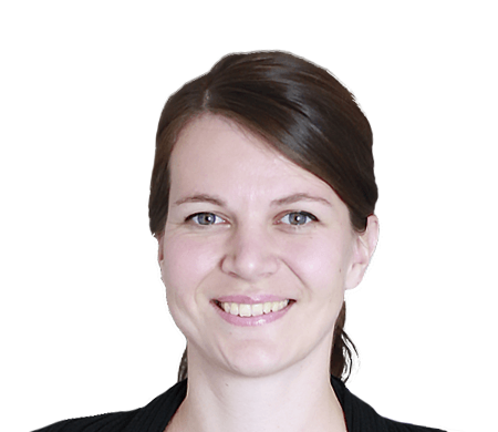 Jasmin Nesbigall de oneworld sourit en regardant la caméra. Elle a les cheveux bruns avec une raie sur le côté, attachés dans la nuque. Elle porte un haut noir. L'arrière-plan est bleu foncé avec une ligne incurvée blanche et bleu clair en forme de vague sur le côté gauche.