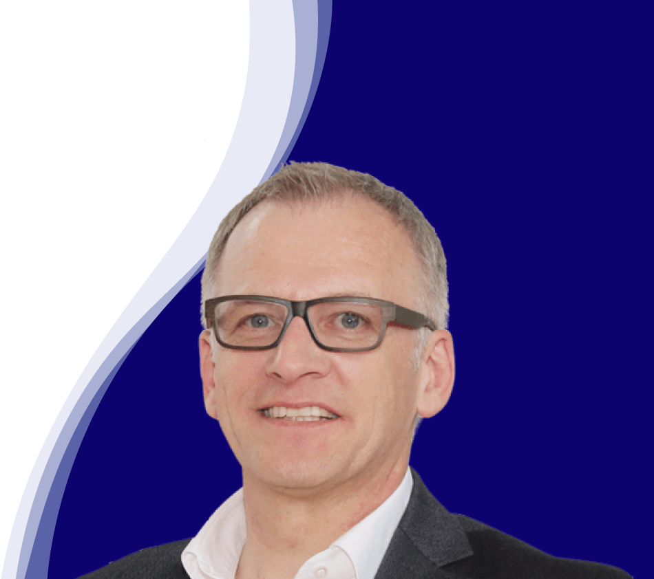 Wolfgang Maier, directeur marketing chez LEUCO, regarde aimablement la caméra. Il porte des lunettes noires marquées, une chemise blanche à col ouvert et une veste sombre. Ses cheveux courts sont grisonnants.