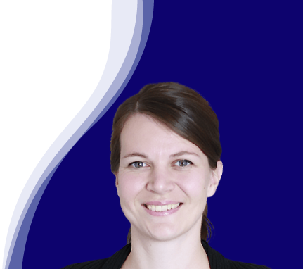 Jasmin Nesbigall de oneworld sourit en regardant la caméra. Elle a les cheveux bruns avec une raie sur le côté, attachés dans la nuque. Elle porte un haut noir. L'arrière-plan est bleu foncé avec une ligne incurvée blanche et bleu clair en forme de vague sur le côté gauche.
