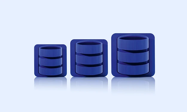 Trois icônes bleues de la base de données sont disposées côte à côte sur un fond bleu clair. Chaque symbole présente une forme cylindrique représentant une base de données, encadrée par un cadre carré. Les symboles augmentent en taille de gauche à droite et symbolisent les trois éditions de crossbase. Les formes se reflètent légèrement sur la surface brillante en dessous d'elles.