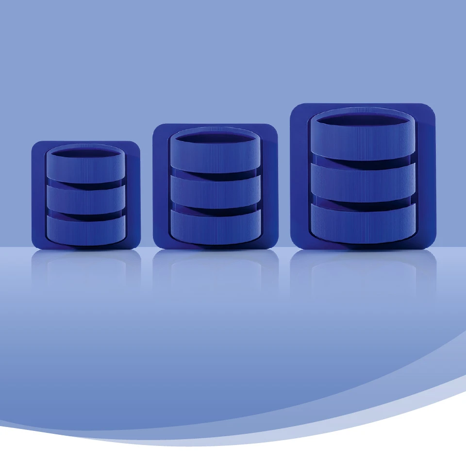 Trois icônes bleues de la base de données sont disposées côte à côte sur un fond bleu clair. Chaque symbole présente une forme cylindrique représentant une base de données, encadrée par un cadre carré. Les symboles augmentent en taille de gauche à droite et symbolisent les trois éditions de crossbase. Les formes se reflètent légèrement sur la surface brillante en dessous d'elles.